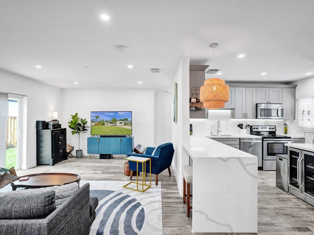 Property Photo:  1008 SW 19th Street  FL 33315 