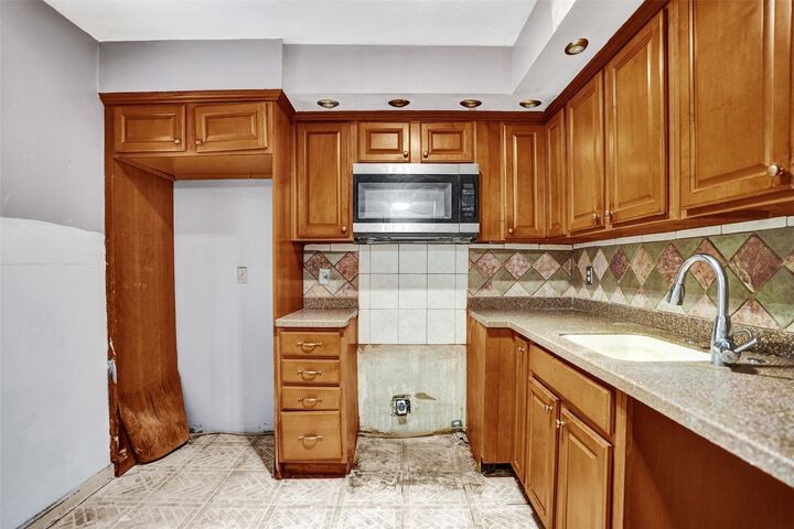 Property Photo:  2801 Somerset Drive 101  FL 33311 