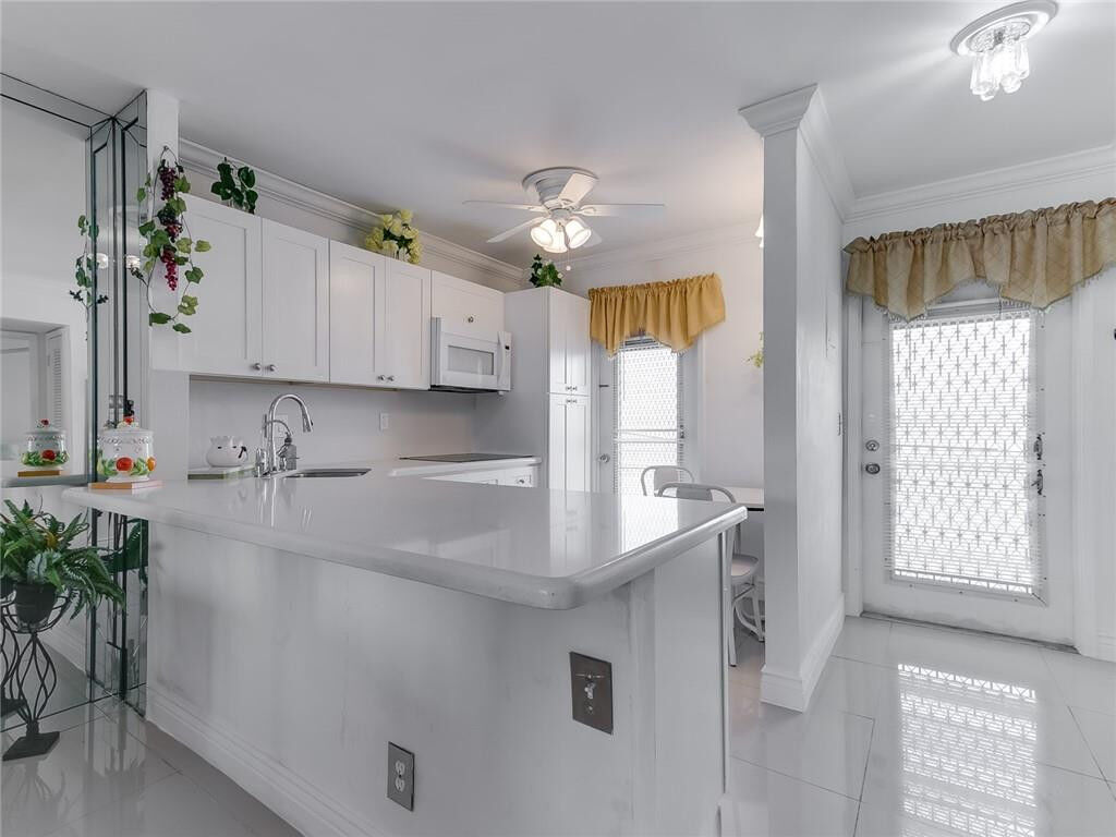 Property Photo:  400 SE 10th Street 309  FL 33441 