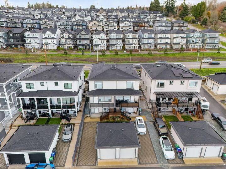 Photo de la propriété:  16762 16 Avenue  BC V3S 9X7 