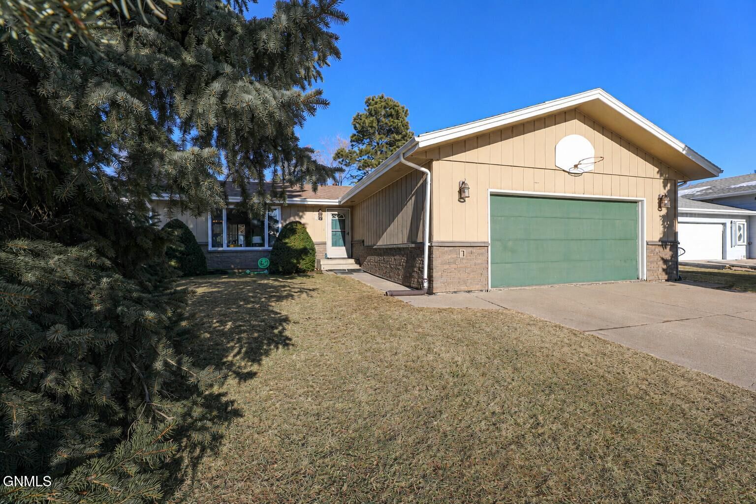 Property Photo: 524 Weatherby Way ND 58503