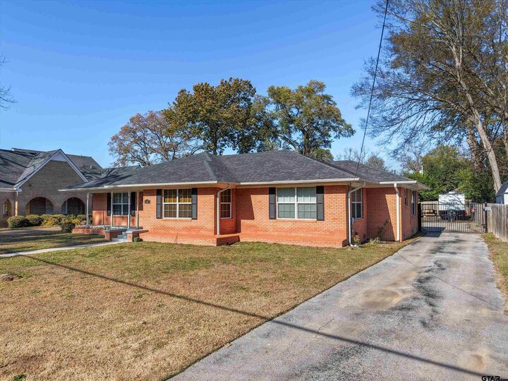 Property Photo:  618 Walnut St.  TX 75644 