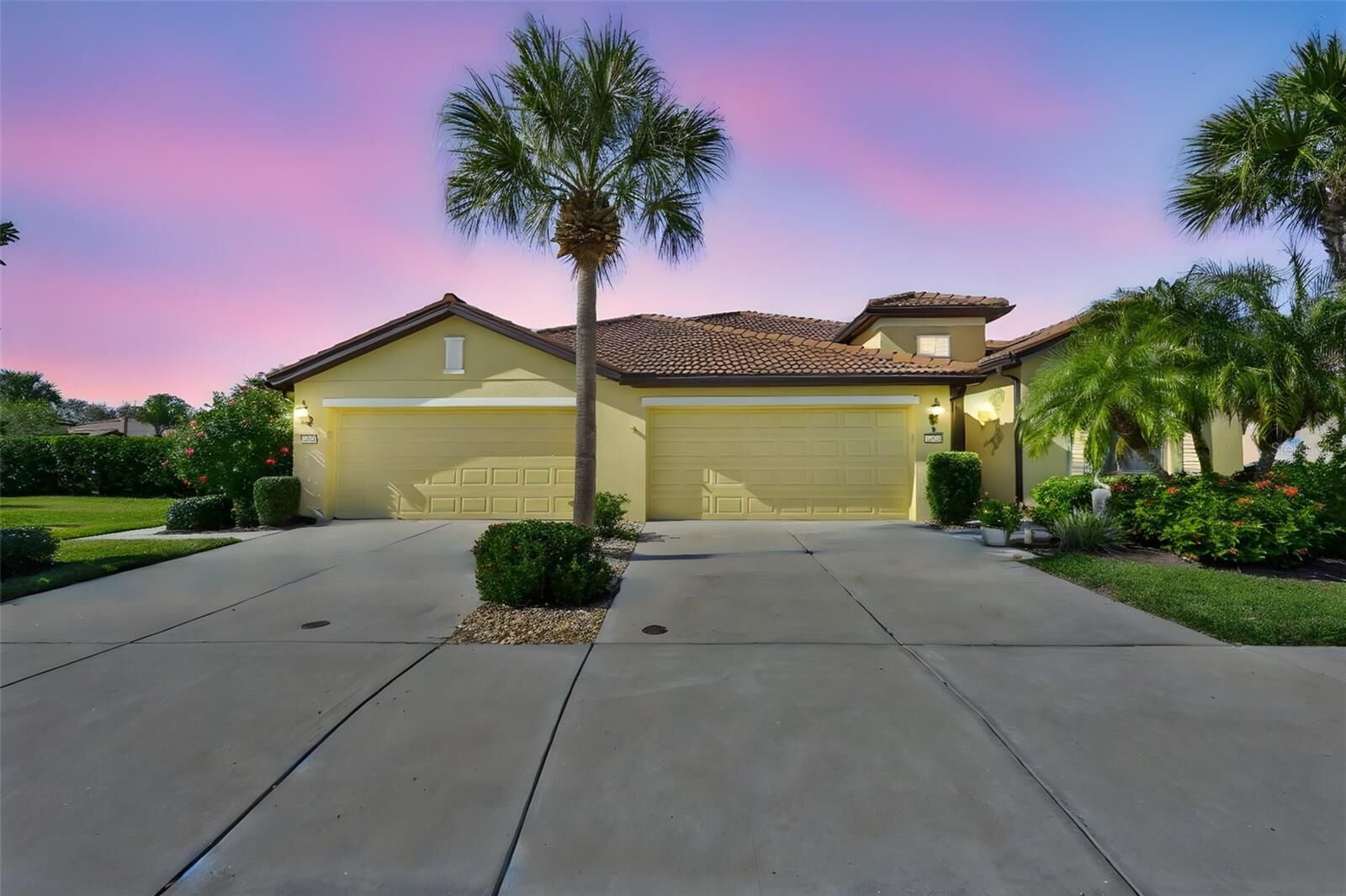 Property Photo:  5404 Sunset Falls Drive  FL 33572 