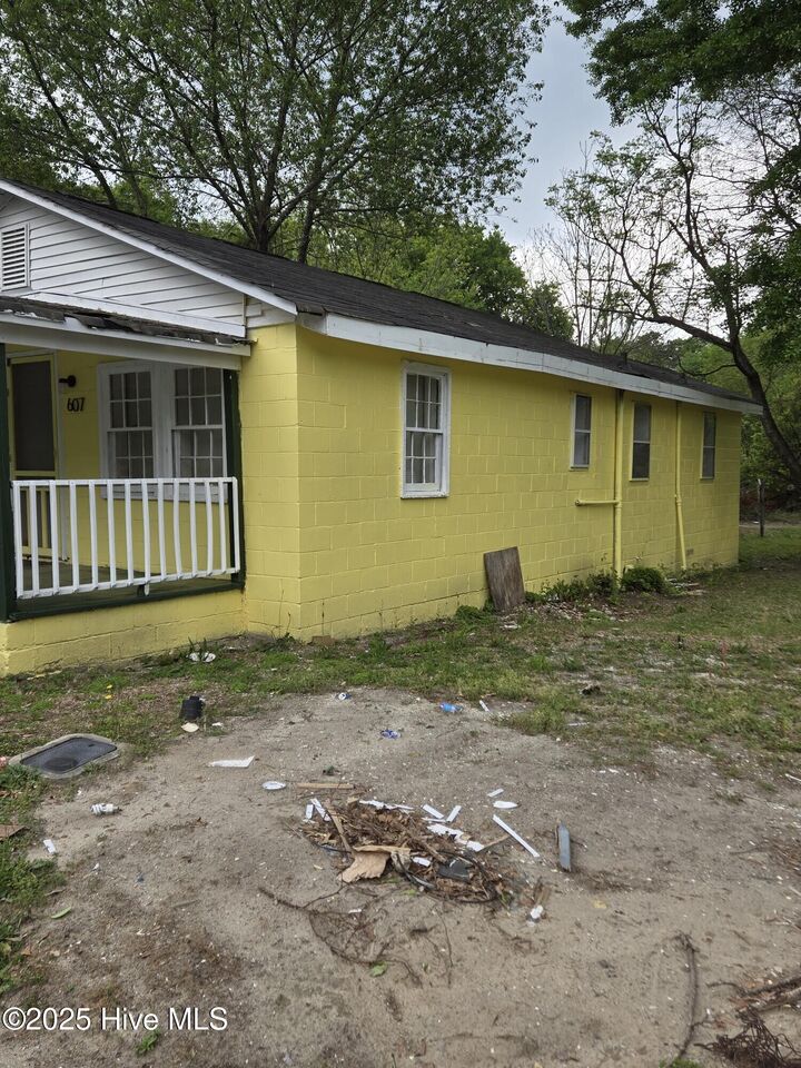 Property Photo:  607 Washington Street  NC 28352 