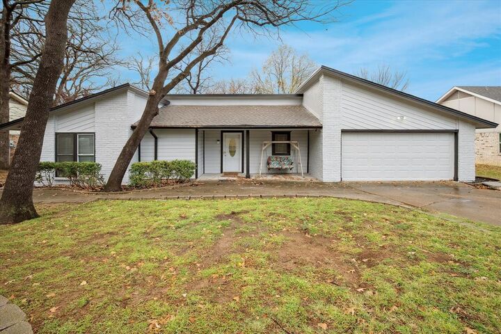 Property Photo:  2829 Southridge Drive  TX 76051 
