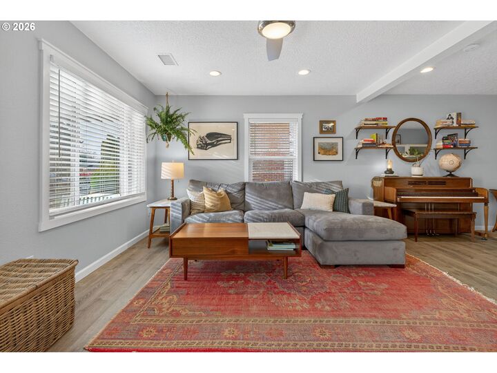 Property Photo:  6047 SE Rhone St  OR 97206 