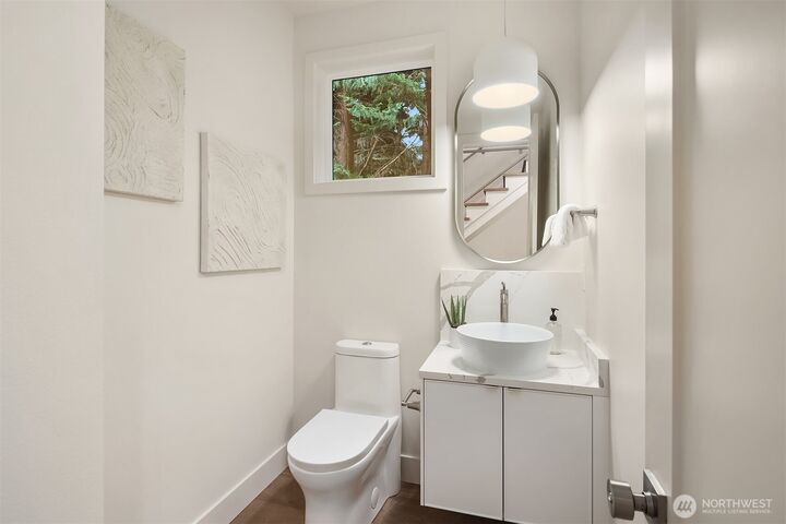 Property Photo:  815  18th Avenue W  WA 98033 