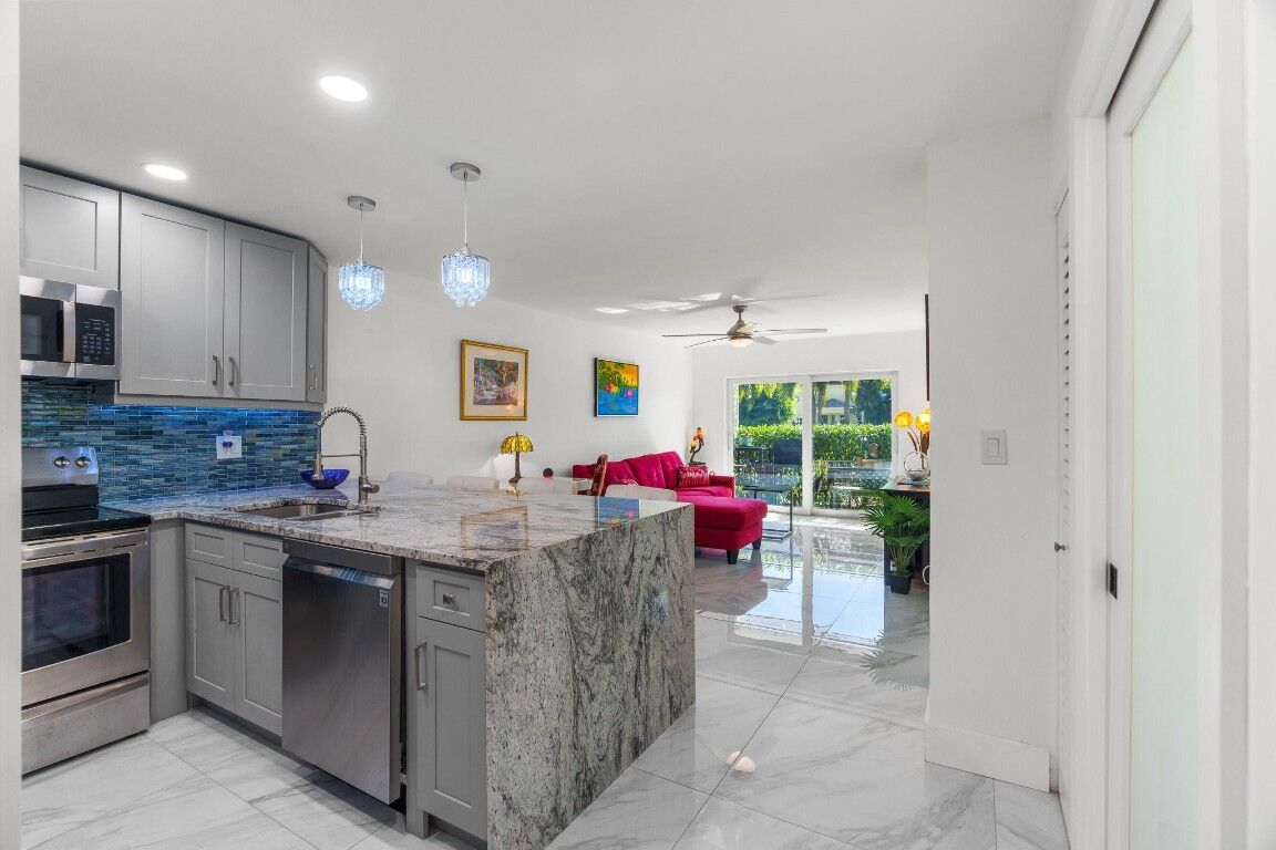 Property Photo: 3004 NE 5th Terrace 104C FL 33334