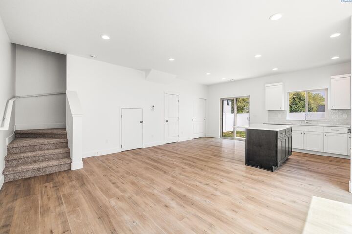 Property Photo:  1097 S Underwood Pl  WA 99337 