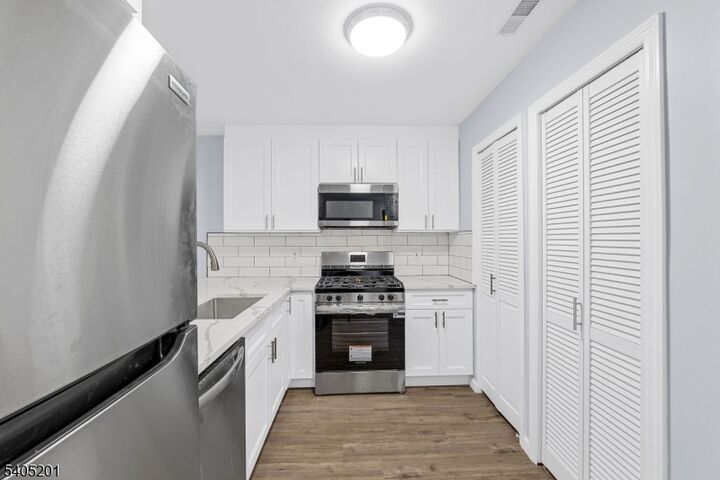 Property Photo:  3 Deer Valley Ln 1  NJ 07462 