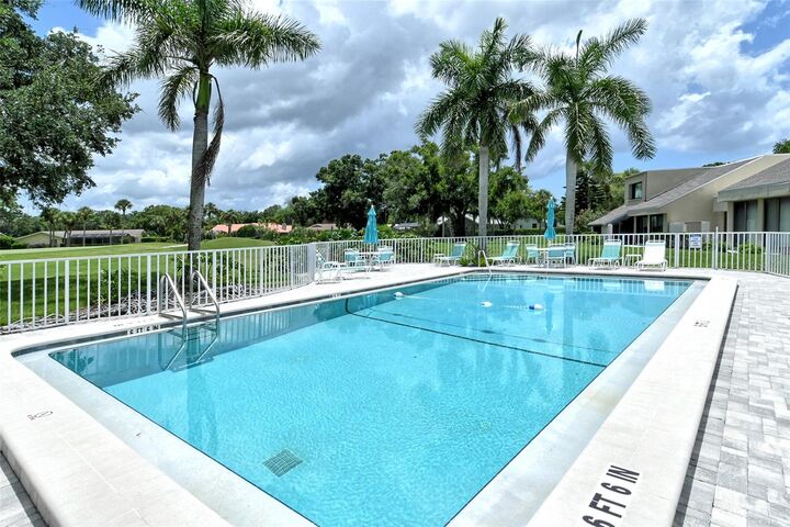 Property Photo: 2517 Glebe Farm Close H-2 FL 34235