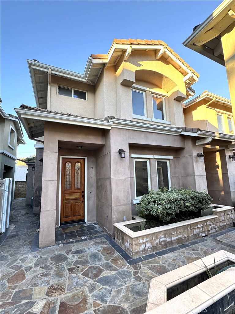 Property Photo:  88 N Roosevelt 19  CA 91107 