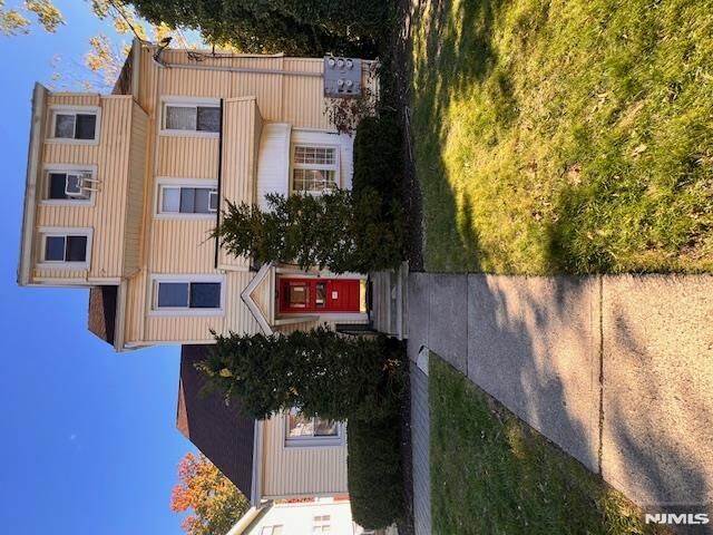 Property Photo:  123 S Maple Avenue 1  NJ 07450 