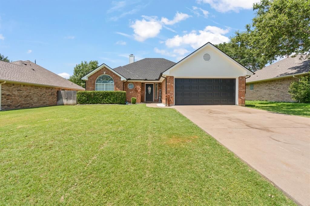 Property Photo:  1404 Hyde Park Boulevard  TX 76033 