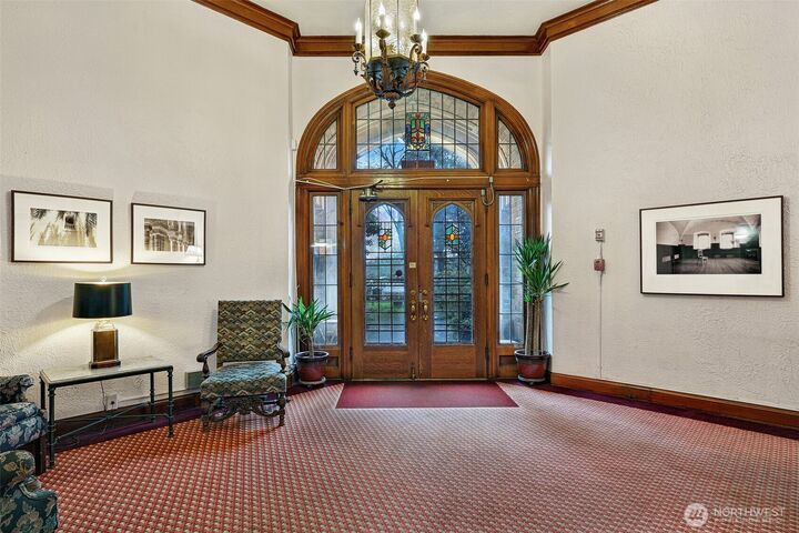 Property Photo: 5810 Cowen Place NE 202 WA 98105