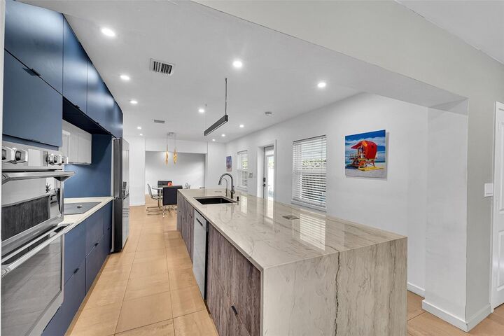 Property Photo:  1224 NE 12th Avenue  FL 33304 