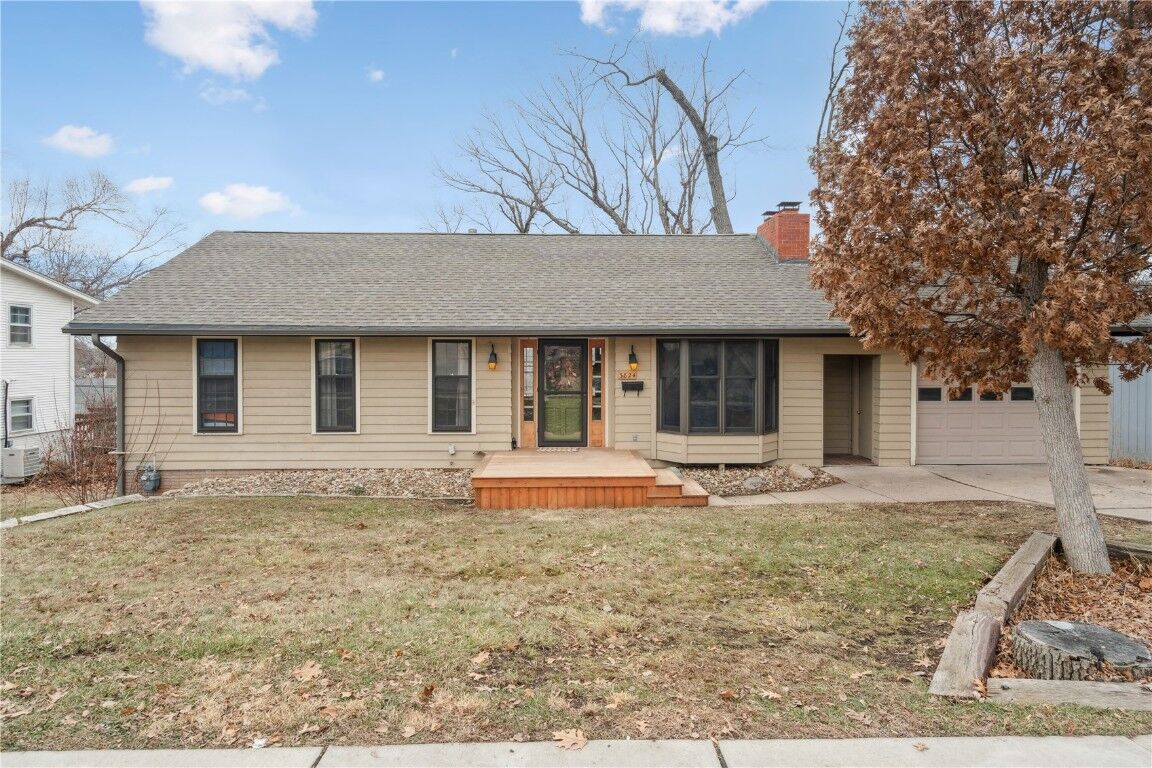 Property Photo:  3824 Wenig Road NE  IA 52402 