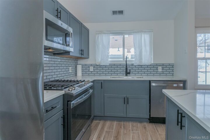 Property Photo:  2113 Whispering Hills  NY 10918 