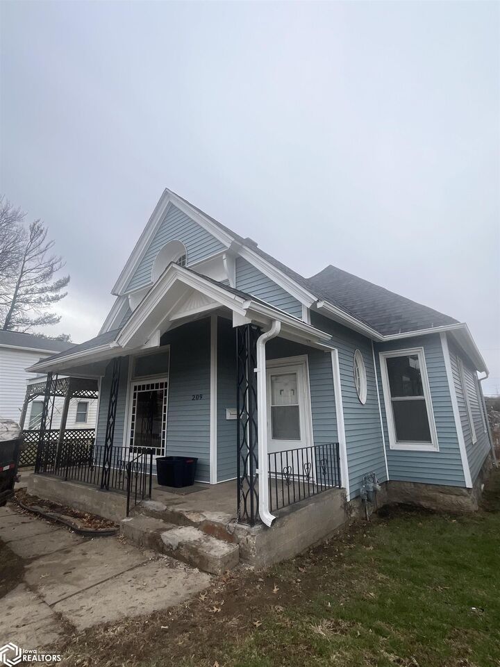Property Photo:  209 S 8th Street  IA 52601 