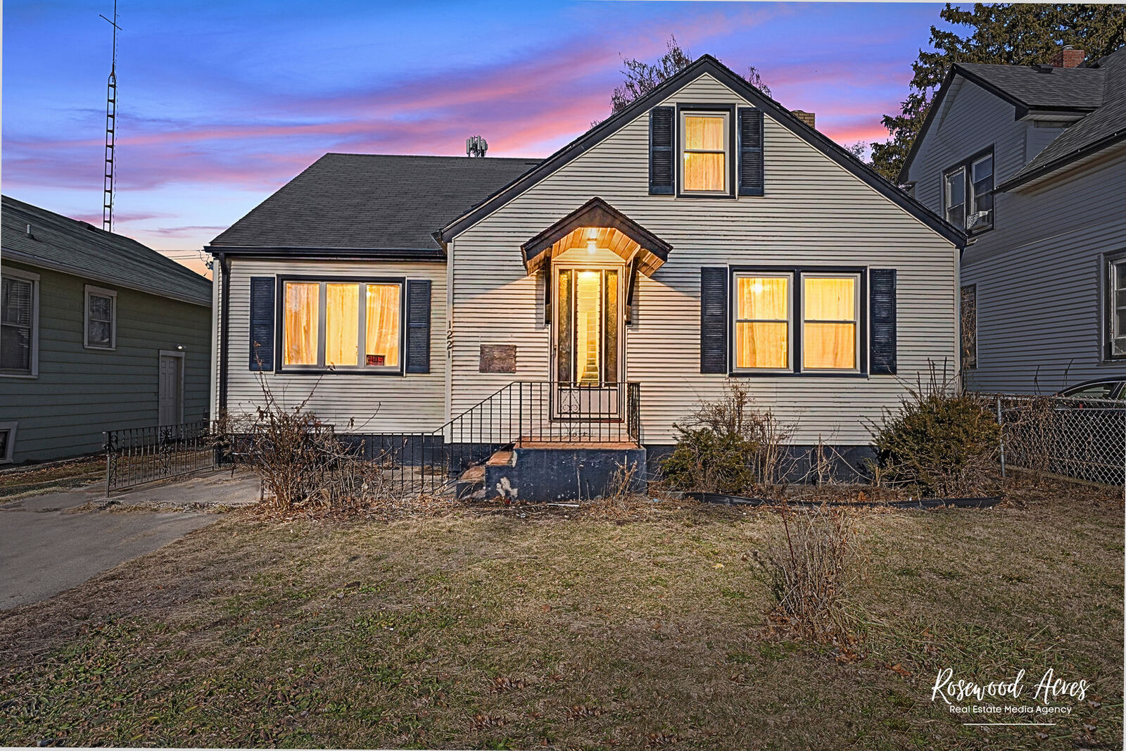 Property Photo:  1221 E Chestnut Street  IL 60901 