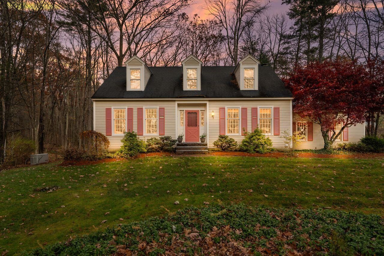 Property Photo:  26 Meadowcrest Drive  NH 03110 