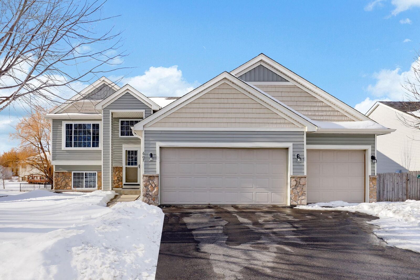 Property Photo:  607 Dillon Avenue N  MN 55363 