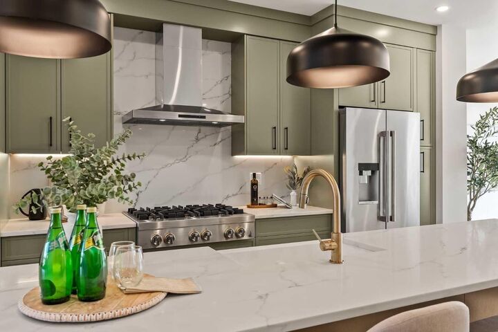 Property Photo:  2015 34 Street SW  AB T3E 2V9 