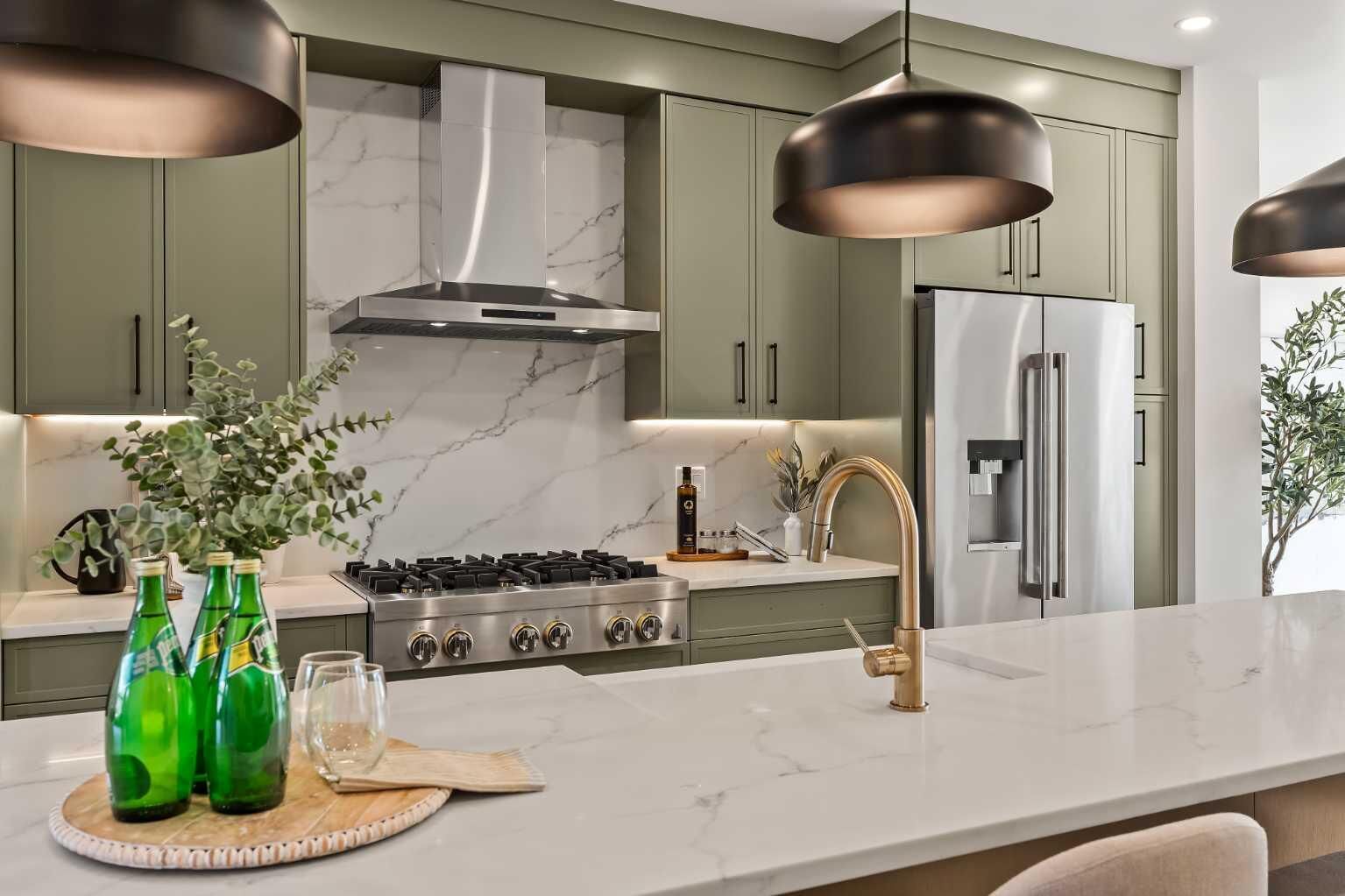 Property Photo:  2013 34 Street SW  AB T3E 2V9 