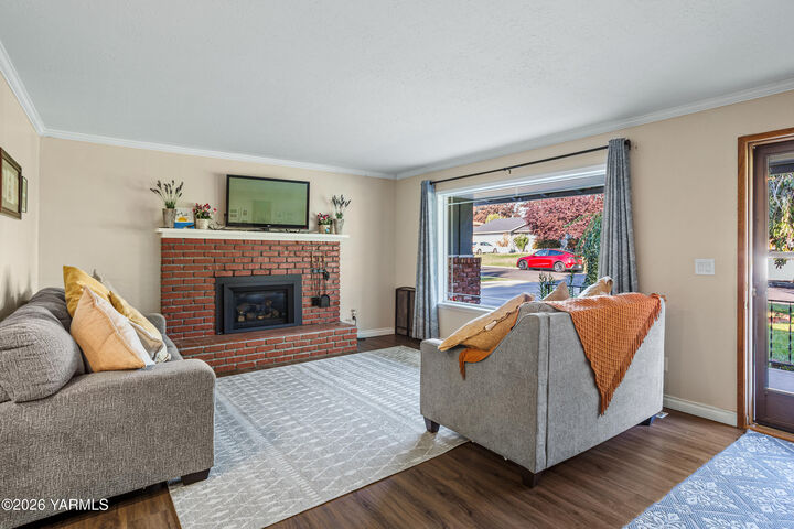 Property Photo: 910 S 37th Ave WA 98902