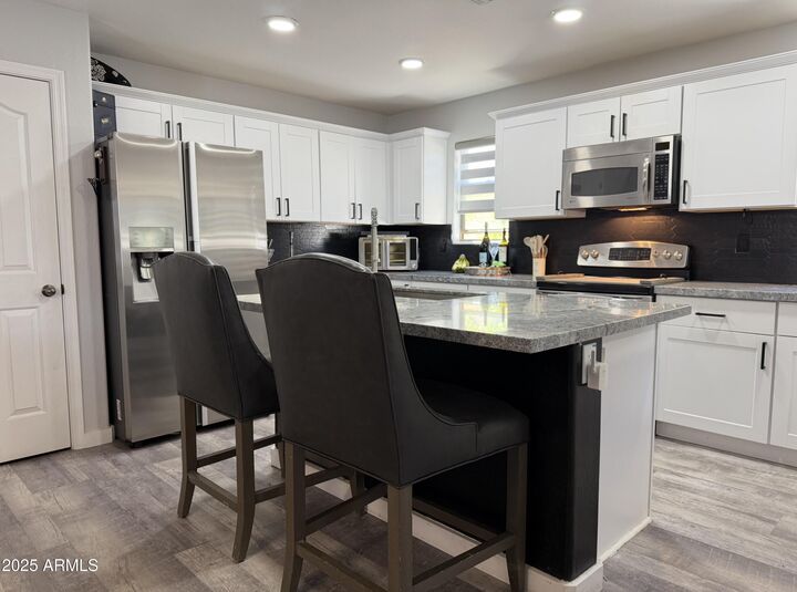 Property Photo:  872 W Desert Sky Drive  AZ 85143 