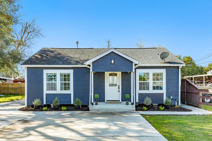 Property Photo:  1614 Avenue F  TX 77534 