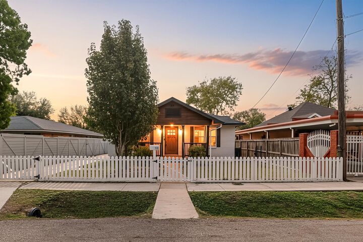 Property Photo:  814 Barkley Street  TX 77022 