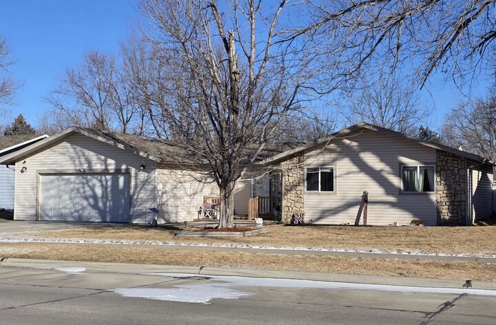 Property Photo:  1201 S Buffalo Bill Ave  NE 69101 