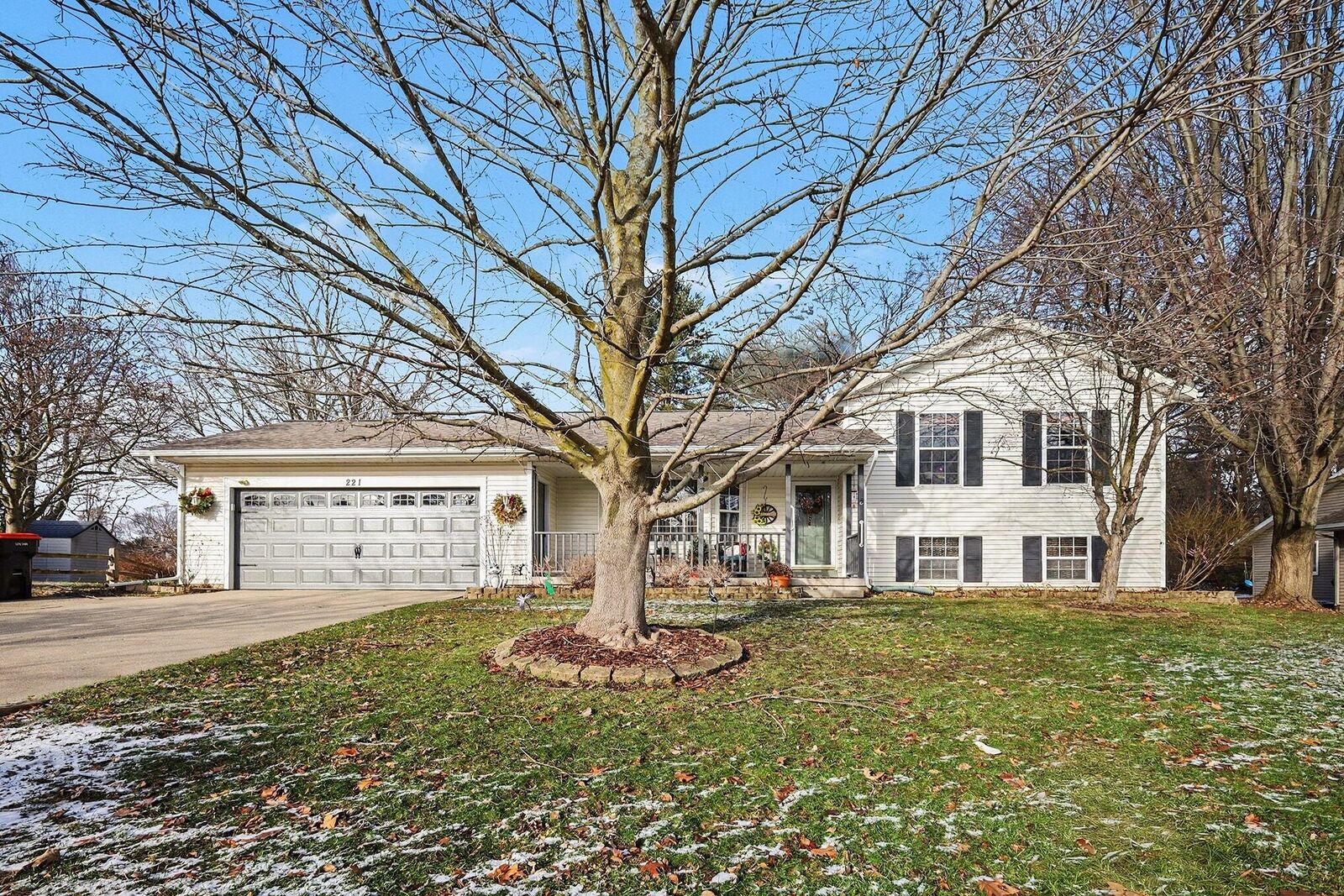 Property Photo:  221 Glen Eagle Drive NE  MI 49341 