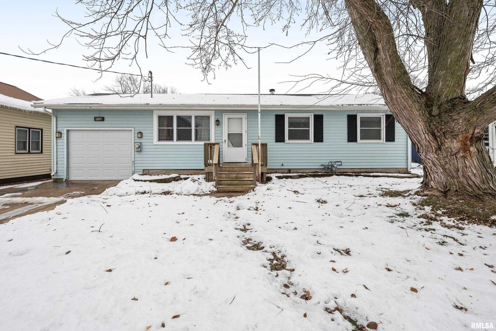 Property Photo:  617 6th Street  IA 52730 