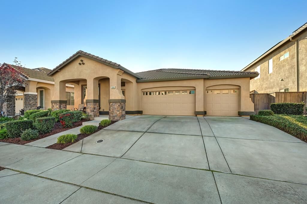 Property Photo:  1964 Hartsfield Way  CA 95648 