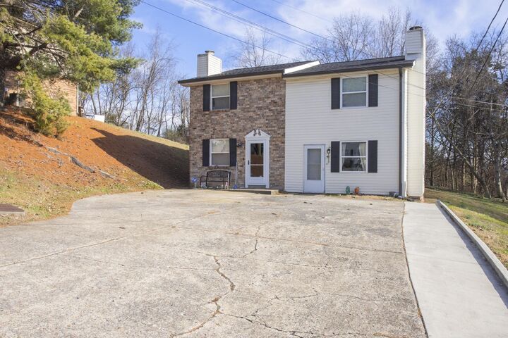 Property Photo:  208 Leeshan Ct  TN 37013 
