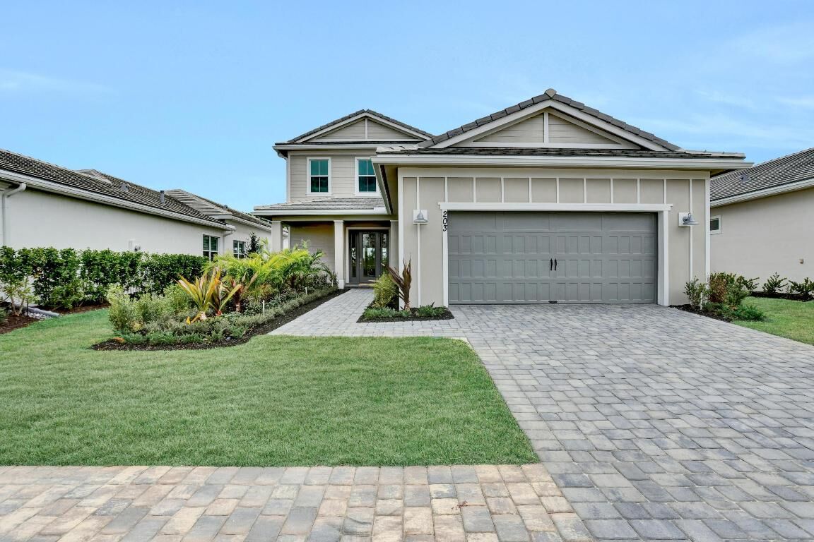 Property Photo:  203 SE Calmo Circle  FL 34984 