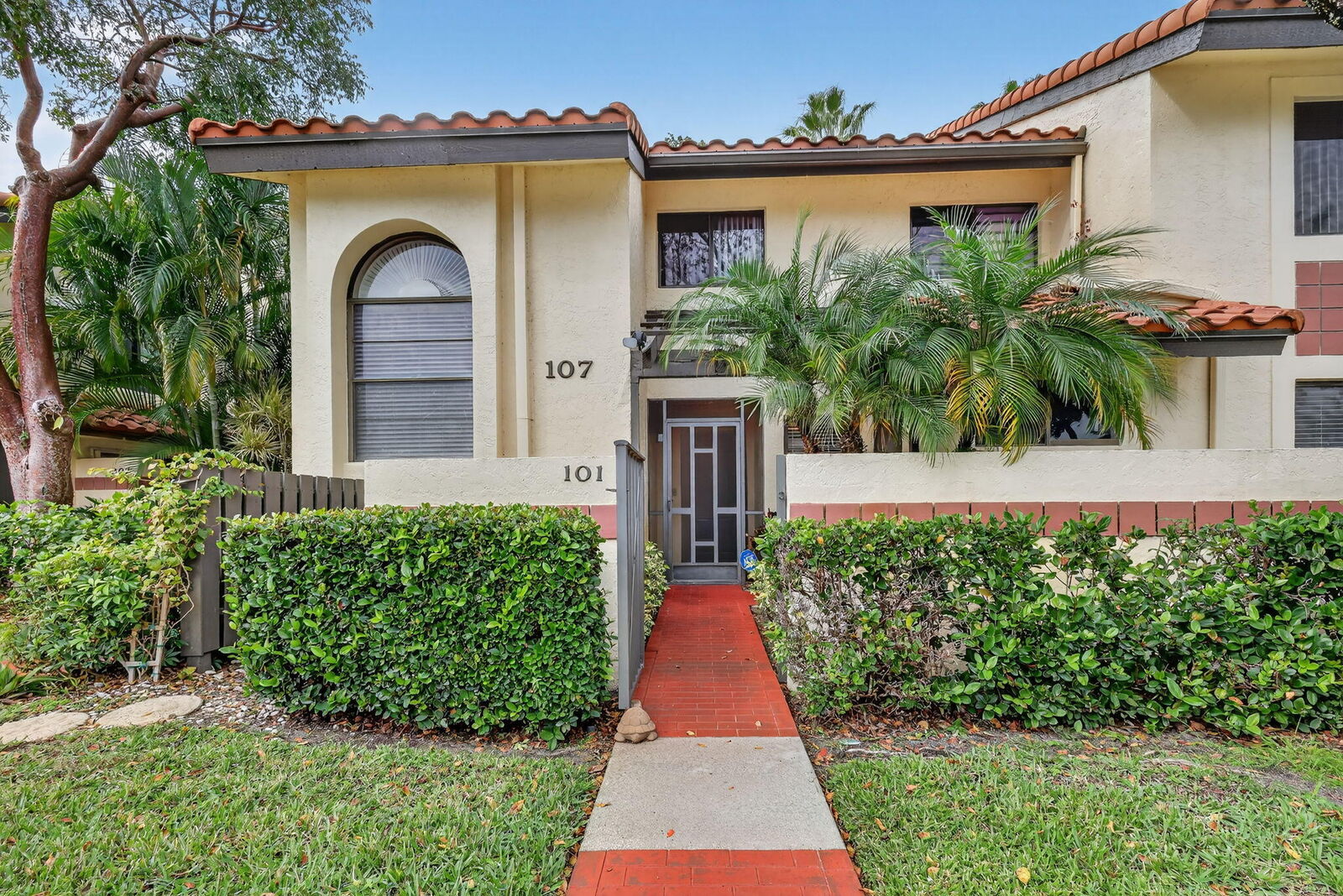 Property Photo:  10215 N Circle Lake Drive 101  FL 33437 