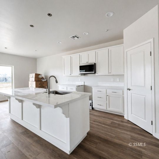 Property Photo:  6443 Shelly Ct  CA 93527 