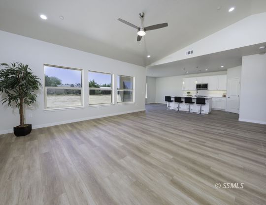 Property Photo: 6443 Shelly Ct CA 93527