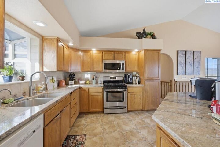 Property Photo: 3824 Pleasant View Dr WA 99403