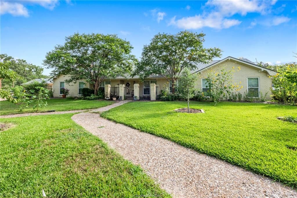 Property Photo: 1026 Rose Circle TX 77840