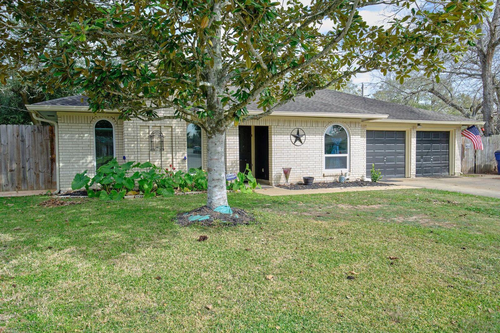 Property Photo:  729 Newman Street  TX 77515 