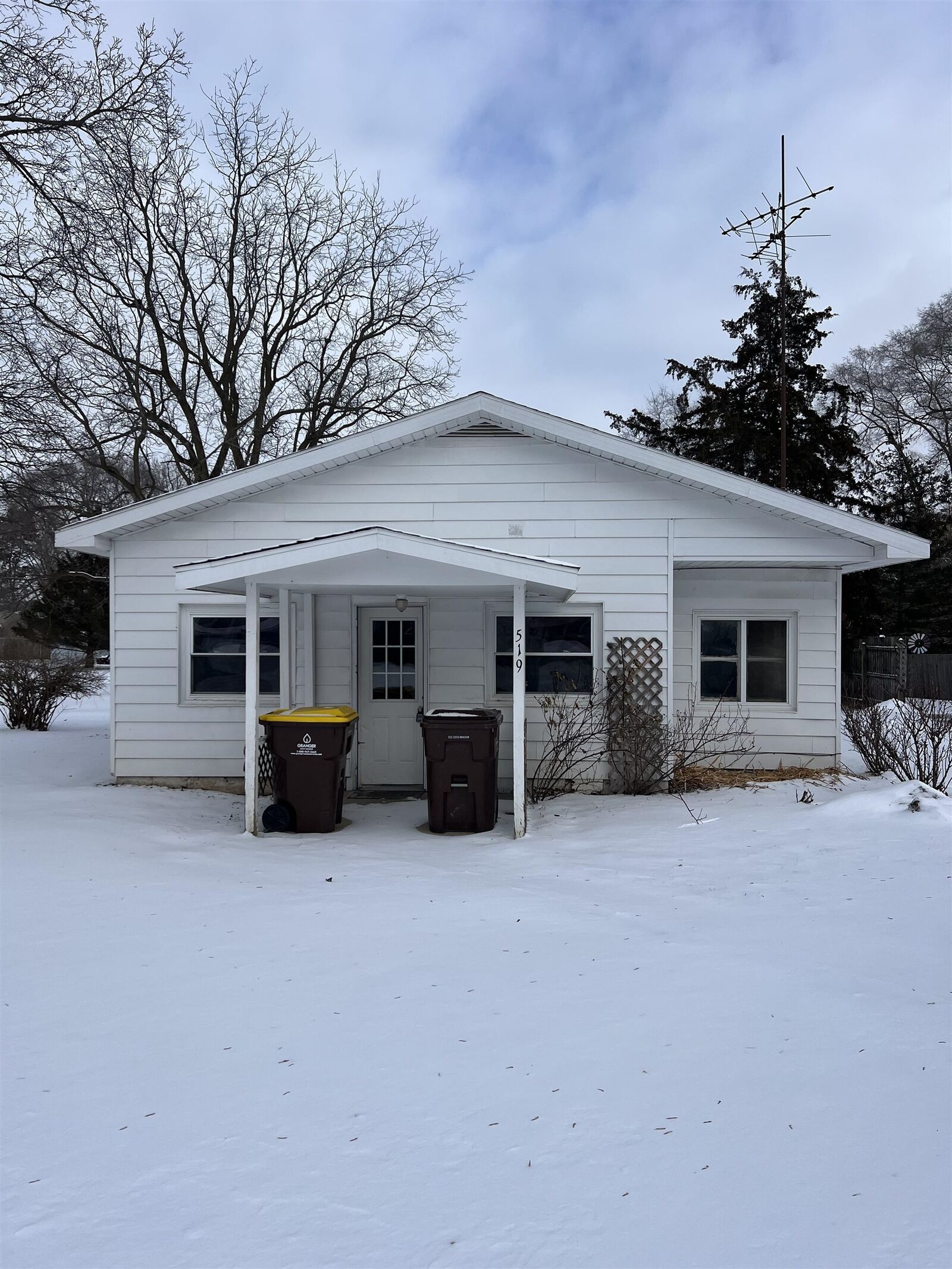 Property Photo: 519 Allen Avenue MI 48801