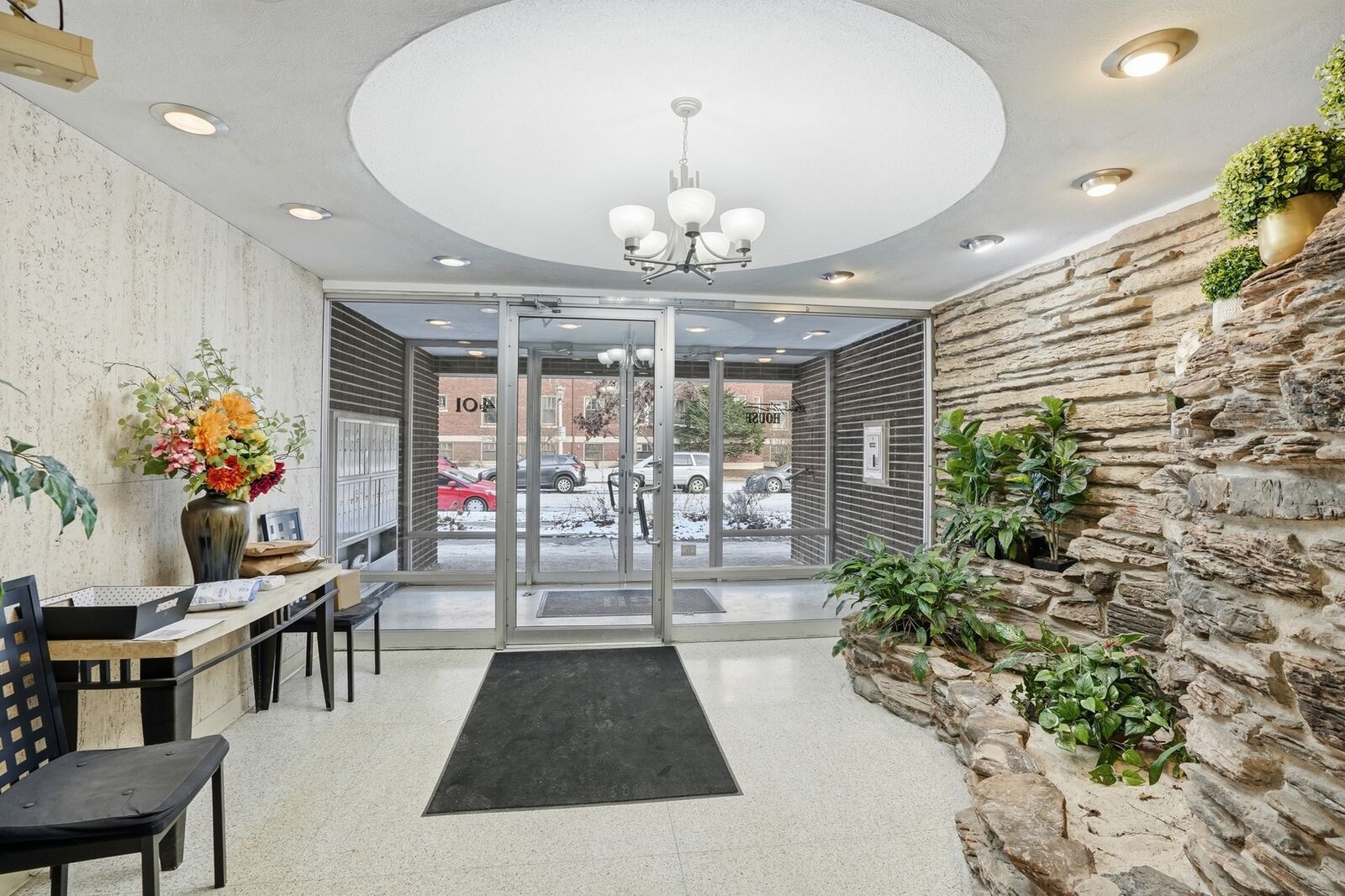 Property Photo:  401 S Grove Avenue 2F  IL 60302 