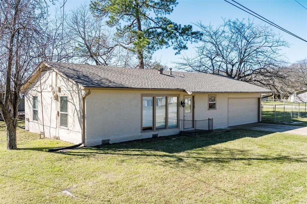 Property Photo:  220 Hillcrest Drive  TX 75143 