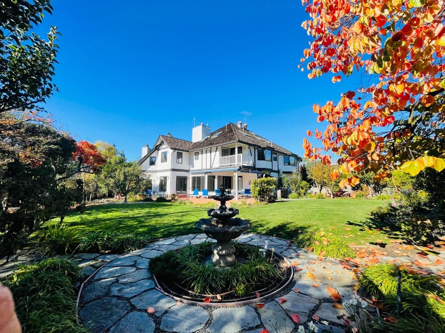 Property Photo:  200 Iris Way  CA 94303 