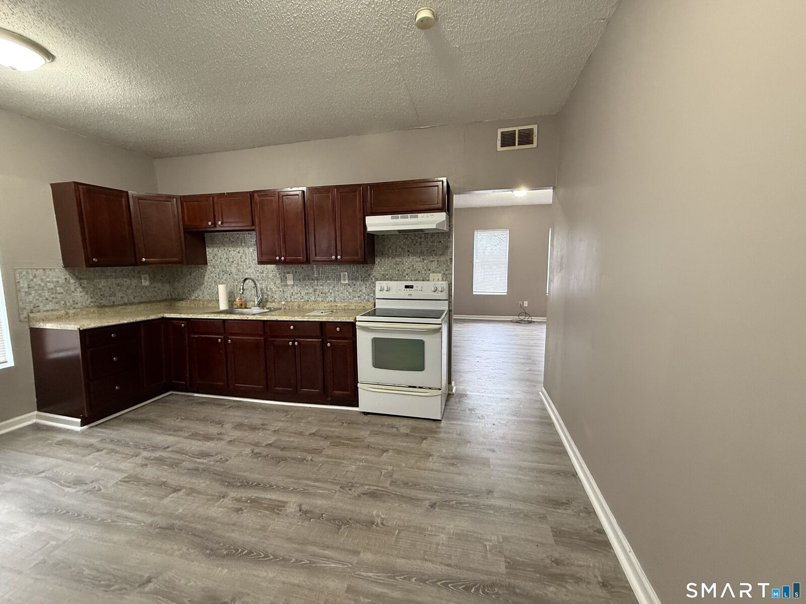 Property Photo:  5 Winter Street  CT 06120 