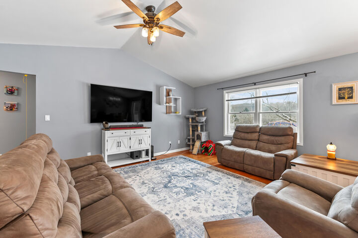 Property Photo:  534 Woodridge Dr  WI 53024 